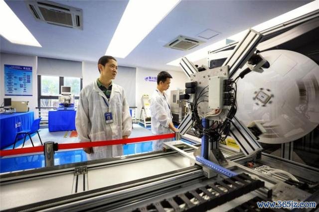 新大陆工程试验中心进行机器人条码识读检测（欧阳进权 摄）